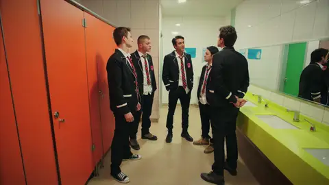 Los primeros roces de Ömer y Oğulcan con Doruk y sus amigos Los primeros roces de Ömer y Oğulcan con Doruk y sus amigos