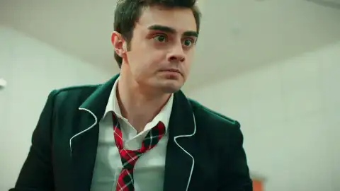 Los Eren sufren humillaciones en su nuevo colegio… ¡pero Ömer se planta! Los Eren sufren humillaciones en su nuevo colegio… ¡pero Ömer se planta!