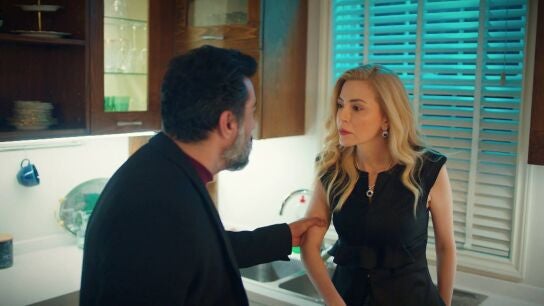 Nebahat le pide el divorcio a Akif