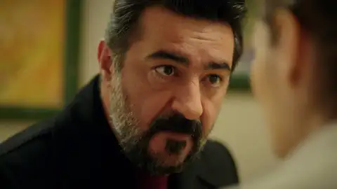 Akif le hace una revelación a Harika que sorprende a la joven Akif le hace una revelación a Harika que sorprende a la joven