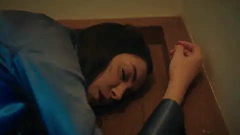 Harika empuja, sin querer, a su madre por las escaleras Harika empuja, sin querer, a su madre por las escaleras