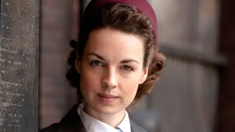 Llama a la comadrona Nova