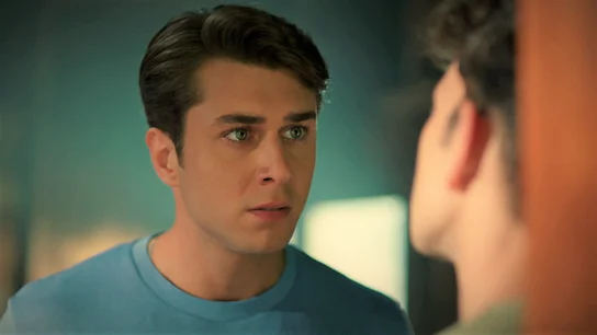 Tolga le confiesa a Doruk que su padre disparó a Erhan Tolga le confiesa a Doruk que su padre disparó a Erhan