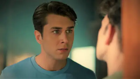 Tolga le confiesa a Doruk que su padre disparó a Erhan Tolga le confiesa a Doruk que su padre disparó a Erhan