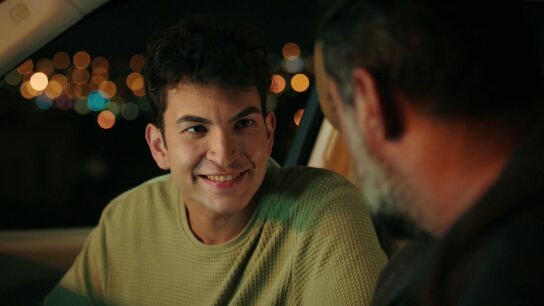 Tolga le pide a Akif que lo readmita en su colegio a cambio de su silencio