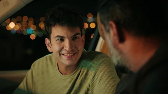 Tolga le pide a Akif que lo readmita en su colegio a cambio de su silencio Tolga le pide a Akif que lo readmita en su colegio a cambio de su silencio