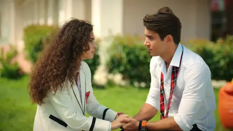 Doruk, entre la espada y la pared: Tolga lo manipula a su antojo y le cuesta su relación con Asiye Doruk, entre la espada y la pared: Tolga lo manipula a su antojo y le cuesta su relación con Asiye