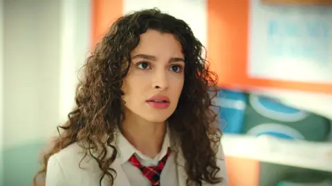 Fuerte enfrentamiento entre Asiye y Doruk Fuerte enfrentamiento entre Asiye y Doruk