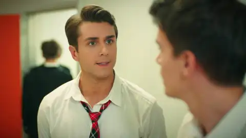 Doruk le deja claro a Kaan que Asiye es su novia Doruk le deja claro a Kaan que Asiye es su novia