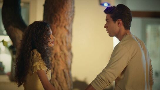 Asiye se enoja con Doruk al descubrir que le ha prohibido a Kaan hablar con ella: "¿Quién te crees que eres?"