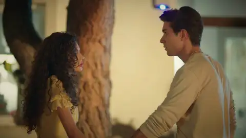 Asiye se enoja con Doruk al descubrir que le ha prohibido a Kaan hablar con ella: "¿Quién te crees que eres?" Asiye se enoja con Doruk al descubrir que le ha prohibido a Kaan hablar con ella: "¿Quién te crees que eres?"