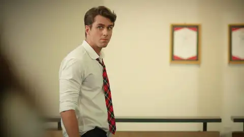 Los celos de Doruk al ver juntos a Kaan y Asiye Los celos de Doruk al ver juntos a Kaan y Asiye