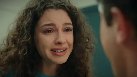 Asiye se reconcilia con Doruk tras sufrir un aparatoso accidente con su coche Asiye se reconcilia con Doruk tras sufrir un aparatoso accidente con su coche