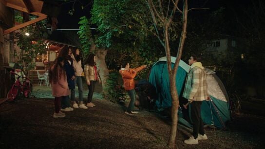 Doruk instala una tienda de campaña en el jardín de los Eren para vivir allí 