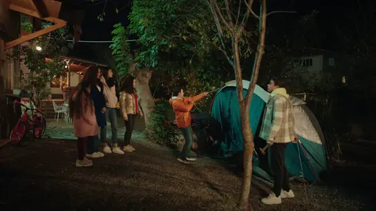 Doruk instala una tienda de campaña en el jardín de los Eren para vivir allí Doruk instala una tienda de campaña en el jardín de los Eren para vivir allí