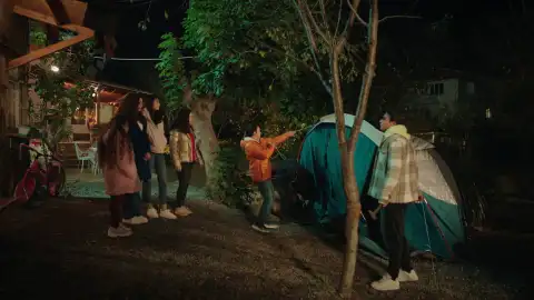 Doruk instala una tienda de campaña en el jardín de los Eren para vivir allí Doruk instala una tienda de campaña en el jardín de los Eren para vivir allí