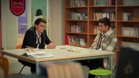 Kaan se disculpa ante Doruk por haberle contado que es su hermano tran bruscamente Kaan se disculpa ante Doruk por haberle contado que es su hermano tran bruscamente