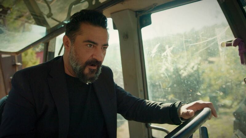 Akif destruye la tienda de campaña de Doruk con una excavadora y deja al descubierto el dinero que Şengül robó a los Eren y enterró en el jardín