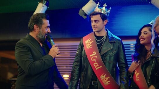 Ömer y Süzen se convierten en rey y reina del tradicional baile de disfraces 
