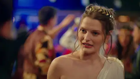 Harika provoca a Aybike y Asiye en el tradicional baile de disfraces Harika provoca a Aybike y Asiye en el tradicional baile de disfraces