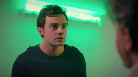 Ömer pierde su trabajo y descarga toda su ira con su jefe Ömer pierde su trabajo y descarga toda su ira con su jefe