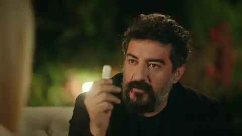 Akif se apropia del USB de Kadir y lo destruye Akif se apropia del USB de Kadir y lo destruye