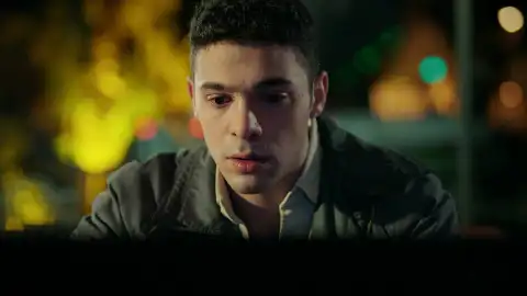 Kaan le muestra a Kadir el vídeo que demuestra que Akif acabó con la vida de su padre Kaan le muestra a Kadir el vídeo que demuestra que Akif acabó con la vida de su padre