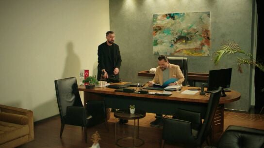 Resul se apodera de los ordenadores de Akif con sus secretos más oscuros