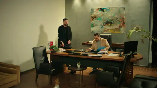 Resul se apodera de los ordenadores de Akif con sus secretos más oscuros Resul se apodera de los ordenadores de Akif con sus secretos más oscuros