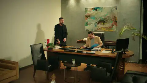 Resul se apodera de los ordenadores de Akif con sus secretos más oscuros Resul se apodera de los ordenadores de Akif con sus secretos más oscuros