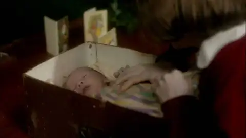 Un bebé abandonado conmueve a la casa Nonnatus en Navidad... y acaba con un final feliz. Un bebé abandonado conmueve a la casa Nonnatus en Navidad... y acaba con un final feliz.