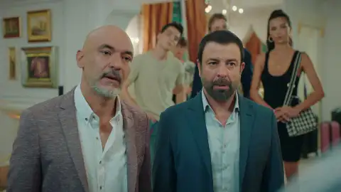 Ahmet expulsa a los Eren de la mansión de su madre Sevgi sin saber que Ömer es su hijo biológico Ahmet expulsa a los Eren de la mansión de su madre Sevgi sin saber que Ömer es su hijo biológico
