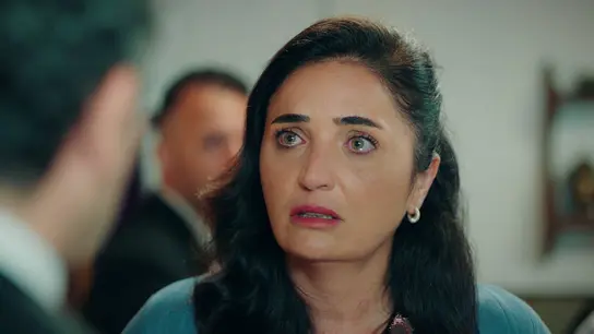 Sengül le revela a Orhan que está embarazada y le pide que no se case con Gönül... pero ya es demasiado tarde Sengül le revela a Orhan que está embarazada y le pide que no se case con Gönül... pero ya es demasiado tarde