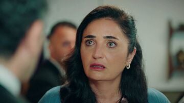 Sengül le revela a Orhan que está embarazada y le pide que no se case con Gönül... pero ya es demasiado tarde