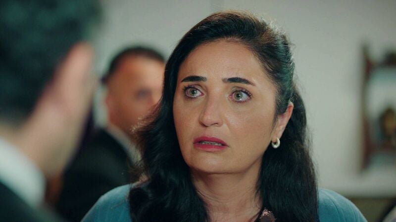 Sengül revela a sus hijos y a Orhan que está embarazada, y le ruega a su exmarido que no se case con Gönül... pero ya es demasiado tarde
