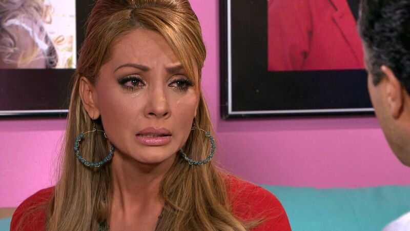 Juan Carlos intenta consolar a Mimí después de la detención de su prima y la sorprendente aparición de Dagoberto