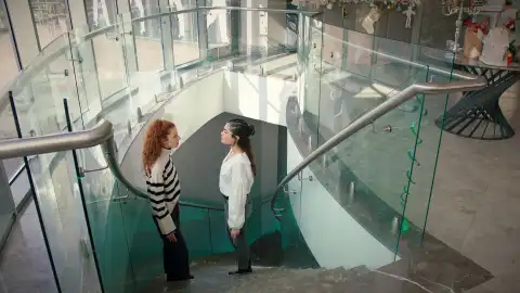 Un encontronazo entre Süsen y Leyla termina con la hermana de Tolga rodando por escaleras Un encontronazo entre Süsen y Leyla termina con la hermana de Tolga rodando por escaleras