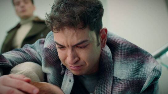 Tolga, destrozado al ver a Leyla inconsciente tras caerse por las escaleras 