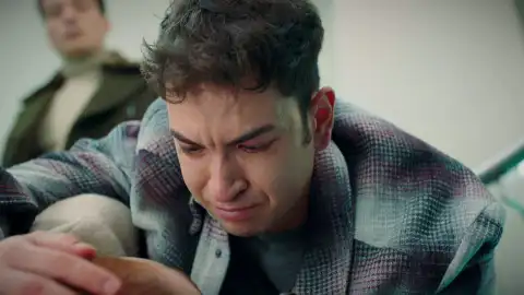 Tolga, destrozado al ver a Leyla inconsciente tras caerse por las escaleras Tolga, destrozado al ver a Leyla inconsciente tras caerse por las escaleras