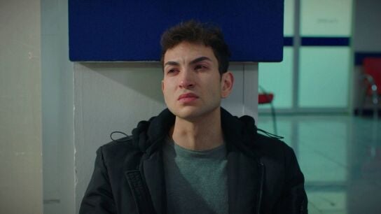 Tolga, destrozado: Leyla no sobrevive a la ca&iacute;da por las escaleras, pero su coraz&oacute;n podr&iacute;a darle una nueva oportunidad a una ni&ntilde;a