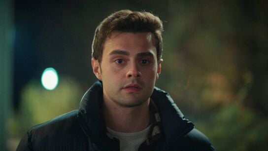Ömer sorprende a Süsen y Sarp abrazados