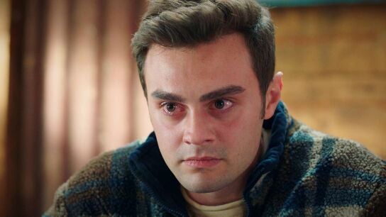 Ömer estalla de rabia al enterarse que su abuela Sevgi murió por culpa de la mujer de Ahmet y de su hija 