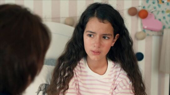 Tilsim está enfadada con su madre: ha crecido sin su cariño y siente que no le deja tener vida propia