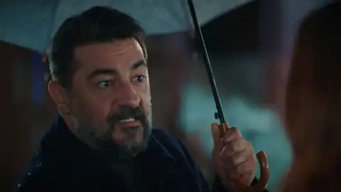 Akif, en shock al descubrir que Ayla sabe que mató al padre de los Eren Akif, en shock al descubrir que Ayla sabe que mató al padre de los Eren