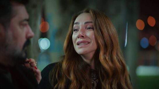 Ayla suplica a Akif que no revele que Bert no es su hijo