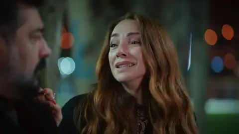 Ayla suplica a Akif que no revele que Bert no es su hijo Ayla suplica a Akif que no revele que Bert no es su hijo
