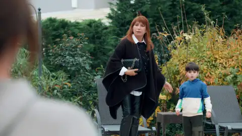 Karsu se va de casa con sus hijos y se reencuentra con su madre Filiz Karsu se va de casa con sus hijos y se reencuentra con su madre Filiz