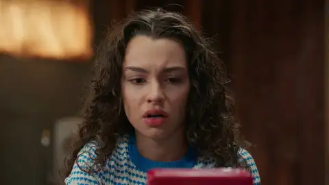 Asiye recibe un regalo sorpresa de Doruk días después de su muerte Asiye recibe un regalo sorpresa de Doruk días después de su muerte