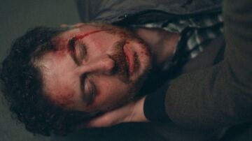 Los hombres de Atilla acaban con la vida del hombre que cuidó a Kuzey para evitar que revele su identidad