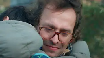 Atilla se siente culpable por la muerte de Ozan e intenta aliviar su conciencia con un gesto muy especial hacia los hijos de Karsu Atilla se siente culpable por la muerte de Ozan e intenta aliviar su conciencia con un gesto muy especial hacia los hijos de Karsu